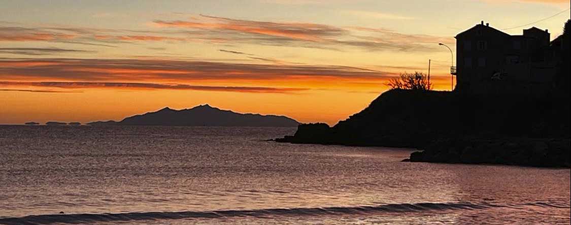 magnifique coucher de soleil sur la baie de Pietracorbara, lieu magique pour effectuer un stage de jeûne intermittent