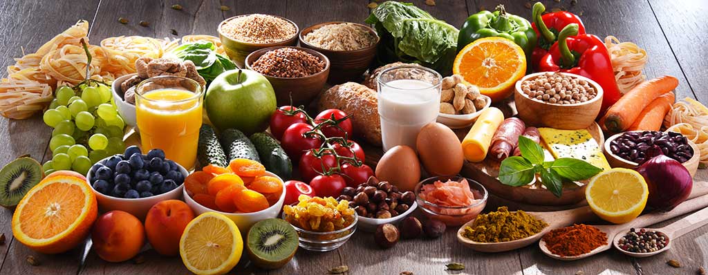 une table remplie de bons légumes, fruits et graines pour des repas équilibrés durant le jeûne intermittent